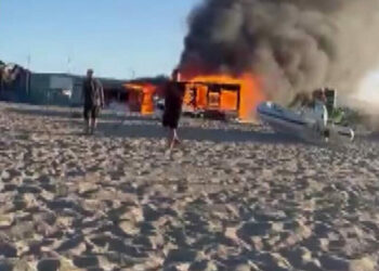 Çatalca'da plajda cankurtaranların kullandığı baraka alev alev yandı