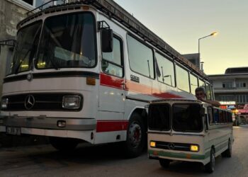 Ekibiyle yaptığı minyatür otobüsüne gözü gibi bakıyor