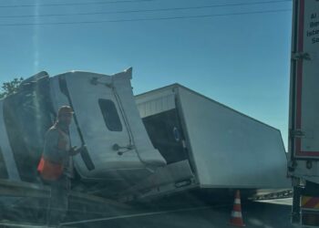 TIR, refüjdeki bariyerlere çarpıp devrildi; 1 yaralı