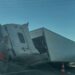 TIR, refüjdeki bariyerlere çarpıp devrildi; 1 yaralı
