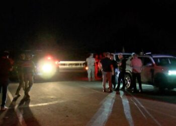 Jandarma kıyafeti giyip durdurdukları araçtaki 13 kilo altını gasbettiler