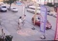 Kızlara laf atanları uyardı, tekme tokat dövüldü