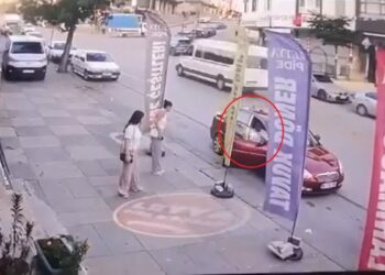 Kızlara laf atanları uyardı, tekme tokat dövüldü