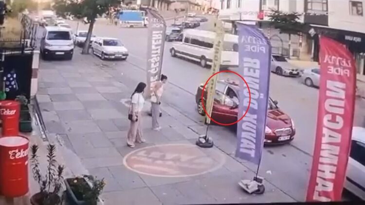 Kızlara laf atanları uyardı, tekme tokat dövüldü