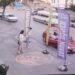Kızlara laf atanları uyardı, tekme tokat dövüldü