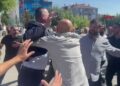 Etimesgut Belediyesi önünde bekleyen vatandaşlar arasında arbede yaşandı