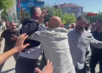 Etimesgut Belediyesi önünde bekleyen vatandaşlar arasında arbede yaşandı