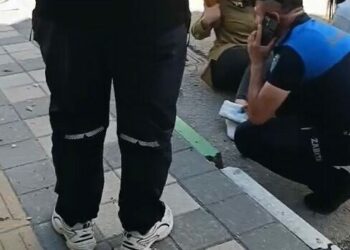 2'nci kat balkonundan kopan beton parçası, yoldan geçen kadının ayağına düştü