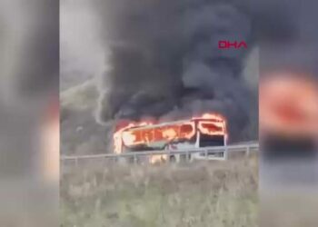 Erzincan’da yolcu otobüsü yandı