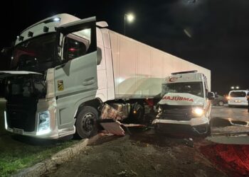 Ambulansla TIR çarpıştı; 3’ü sağlıkçı, 6 yaralı
