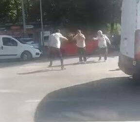 Bayrampaşa’da 'laf atma' kavgasını ayırmak isterken silahla vuruldu: 2 yaralı