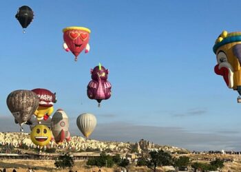 Kapadokya’da figürlü balonlar, gökyüzünü renklendirdi