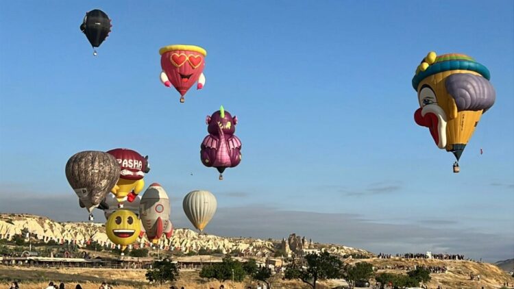 Kapadokya’da figürlü balonlar, gökyüzünü renklendirdi