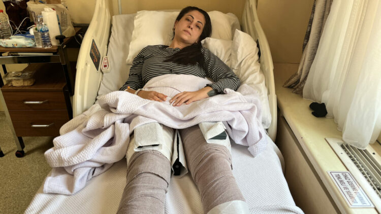 Eski eşini çocukların gözü önünde 10 el ateş ederek yaralayan sanığın davası ertelendi