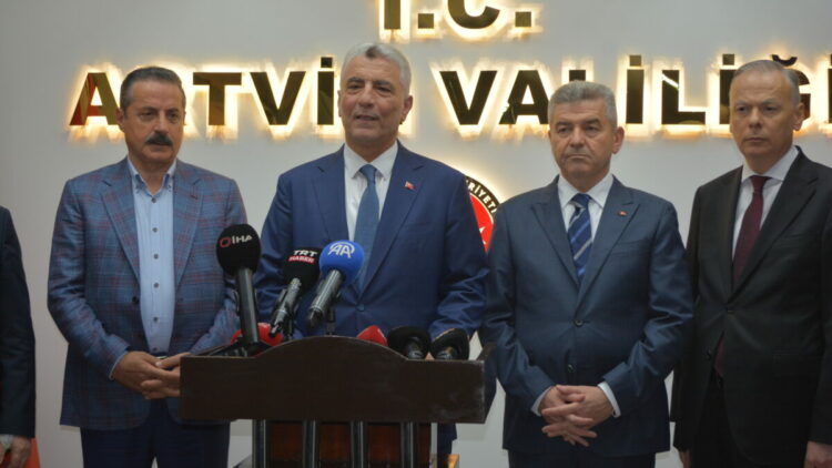 Bakan Bolat: Sarp Gümrük Kapısı'ndan geçişler her geçen gün artmakta