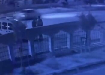Park halindeki aracın lastiklerini kesip kaçtılar