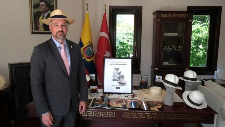 Ekvador Büyükelçisi Vintimilla Vega’nın şapka koleksiyonunda Atatürk'e vefa