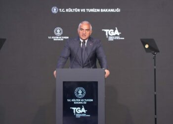 Bakan Ersoy: Turizm geliri ilk 6 ayda 25 milyar 746 milyon dolar oldu