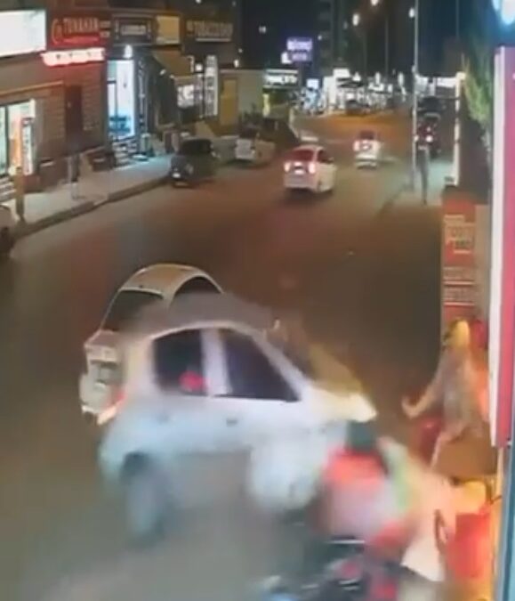 İş yerinin duvarına çarpan otomobilin altında kalmaktan kıl payı kurtuldu