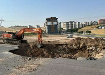 Batman'da ana isale hattının geçtiği yol çöktü