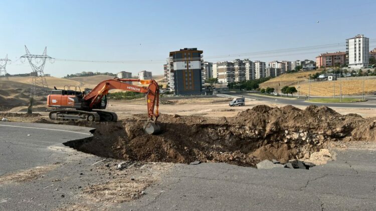 Batman'da ana isale hattının geçtiği yol çöktü