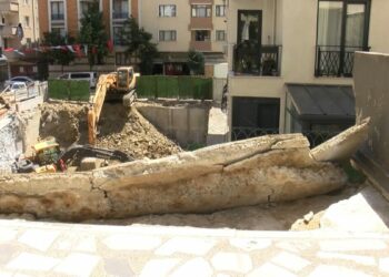 Kağıthane’de iş makinesi yan binanın balkonunu yıktı: Ev sahibi 'Deprem oluyor zannettik'