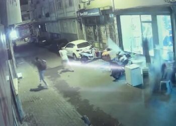 Fatih’te 4 katlı binadan beton parçalarının düştüğü anlar kamerada