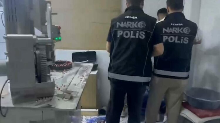 İzmir'de uyuşturucu imalathanesine dönüştürülen depoya operasyon