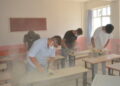 Meslek lisesi öğrencileri, ilçedeki okullarda deforme olan 2 bin 500 sırayı yeniledi