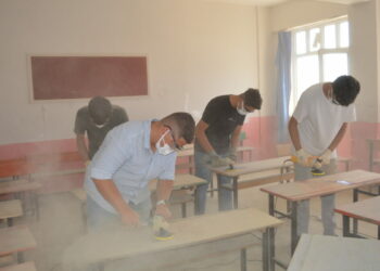 Meslek lisesi öğrencileri, ilçedeki okullarda deforme olan 2 bin 500 sırayı yeniledi