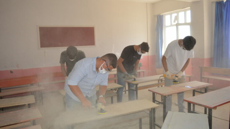 Meslek lisesi öğrencileri, ilçedeki okullarda deforme olan 2 bin 500 sırayı yeniledi