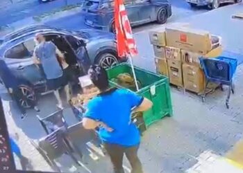 Erkek arkadaşı tarafından sokak ortasında darbedildi; olay kamerada
