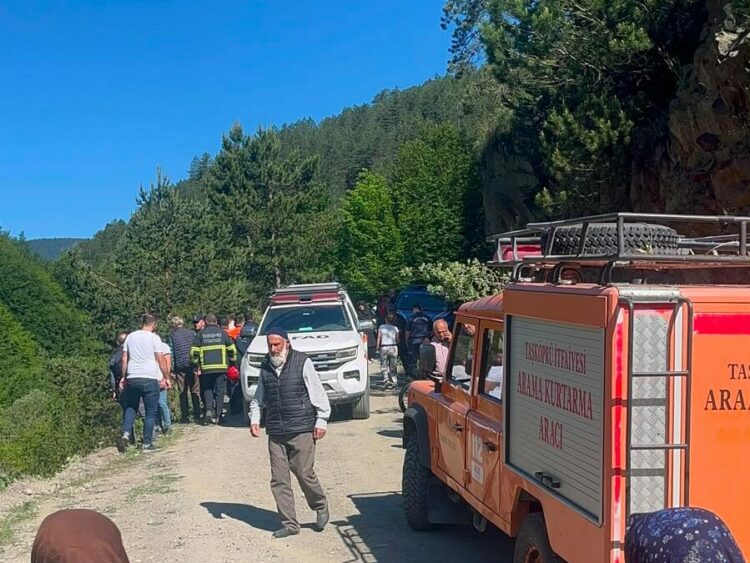 100 metrelik uçuruma yuvarlanan otomobildeki 2 kişi öldü