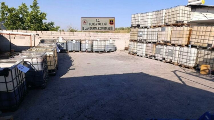 10 milyon TL’lik kaçak akaryakıtı piyasaya sürmeye hazırlanan 5 şüpheli gözaltına alındı