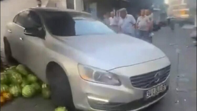 Tartıştığı pazar esnafının sergideki karpuzlarını otomobiliyle ezdi