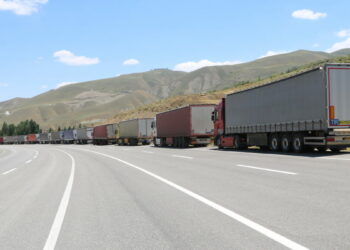 İran sınırında 12 kilometrelik TIR kuyruğu