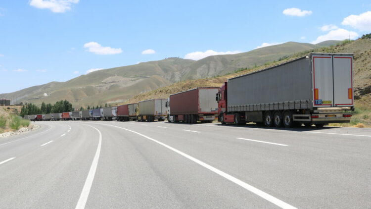 İran sınırında 12 kilometrelik TIR kuyruğu