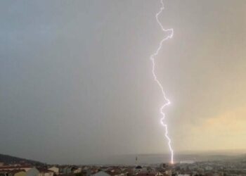 Çanakkale'de yıldırım düşme anı kamerada