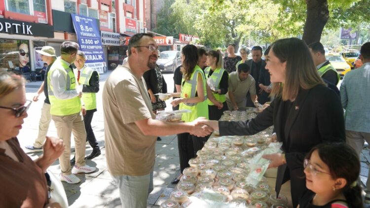 Bektaşi Kültür ve Cemevi Başkanlığı'ndan 3 bin kişilik aşure ikramı
