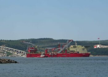 Boru döşeme gemisi, Çanakkale Boğazı'ndan geçti