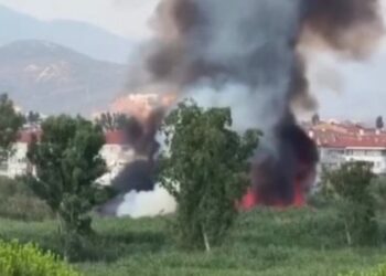 Balıkesir’de sazlık alanda çıkan yangın söndürüldü
