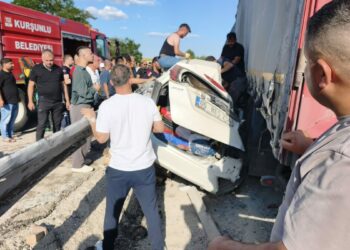Çankırı'da lastiği patlayan TIR, otomobile çarptı: 4 yaralı