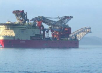 Boru döşeme gemisi 'JSD6000' İstanbul Boğazı'ndan geçiyor -1