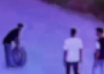 Araçlarının lastiği patlayınca park halindeki otomobilin yedek lastiğini çaldılar