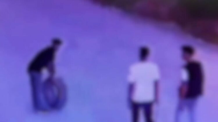 Araçlarının lastiği patlayınca park halindeki otomobilin yedek lastiğini çaldılar