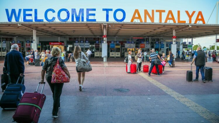 Antalya'ya 6 ayda hava yoluyla 5 milyon 574 bin 375 turist geldi