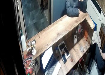 100 milyon lira dolandırdılar; tatlı ikram edip, delilleri ortadan kaldırmak için telefon hediye ettiler