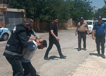 Evinde tabancayla vurulmuş halde bulunan kadını, bina görevlisi öldürmüş