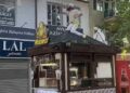 Büfesinin üzerine çıkıp kendini zincirledi