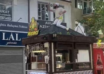 Büfesinin üzerine çıkıp kendini zincirledi